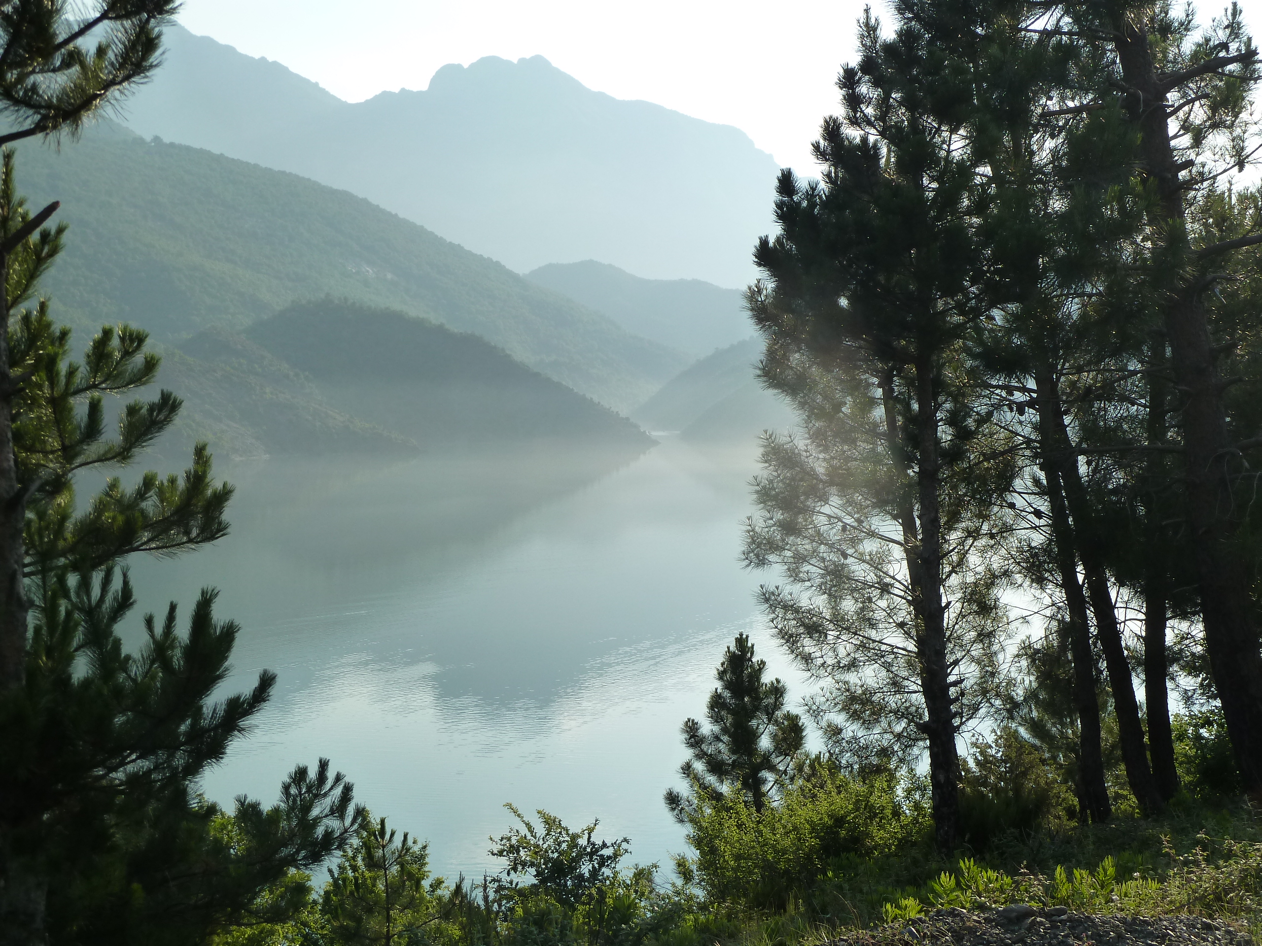 Lac de Koman, Albanie.