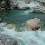 colere qui vrombit comme la riviere