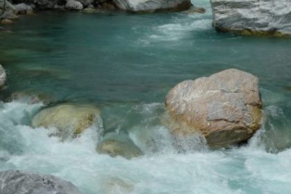 colere qui vrombit comme la riviere
