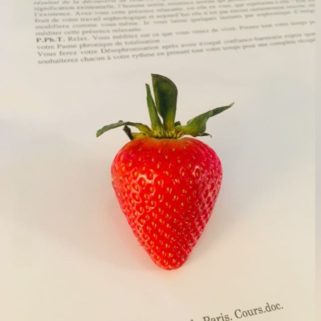 Une fraise. Prendre un fruit au lieu d'une sucrerie c'est s'accorder du bon sucre !
