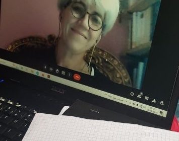 Image de catherine coinçon en visio avec son bloc note et un stylo