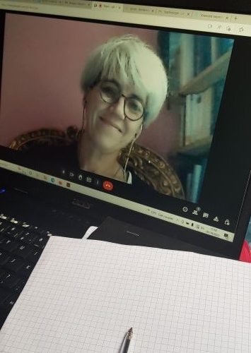 Image de catherine coinçon en visio avec son bloc note et un stylo