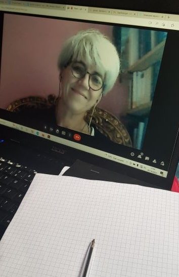 Image de catherine coinçon en visio avec son bloc note et un stylo